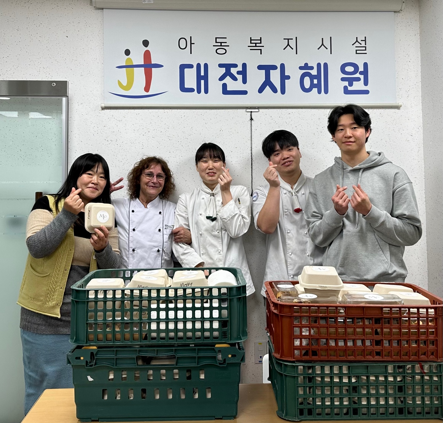 베이커리 수업에서 만든 신선한 쿠키를 지역사회 어린들과 함께